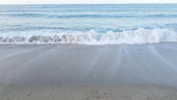 มุมมองทางอากาศของทะเลใกล้ชายฝั่ง - ภาพระยะใกล้ของแนวชายฝั่งทะเล การเคลื่อนไหวช้า — วีดีโอสต็อก