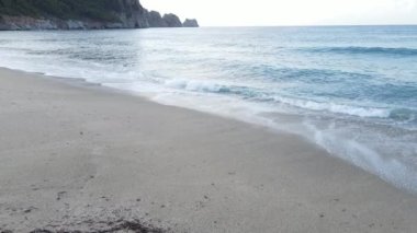 Sahil kenarındaki deniz manzarası. Kıyı sahili manzarası. Yavaş çekim