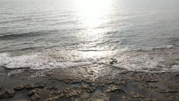 Vue aérienne de la mer près de la côte - gros plan sur le paysage marin côtier. Mouvement lent — Video