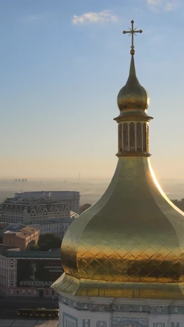 Vídeo vertical - Igreja de Santa Sofia de manhã ao amanhecer. Kiev. Ucrânia. — Vídeo de Stock