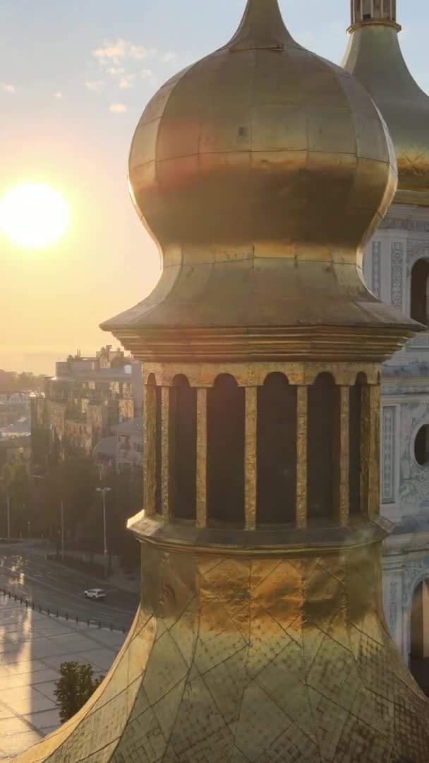 Vertikales Video - St. Sophia Kirche am Morgen in der Morgendämmerung. Kiew. Ukraine. — Stockvideo