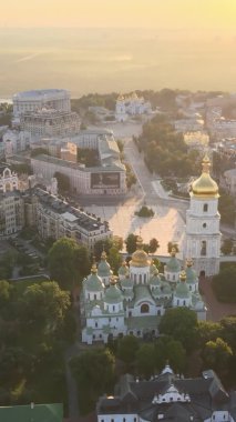 Dikey video - Şafakta St. Sophia Kilisesi. Kyiv. Ukrayna.