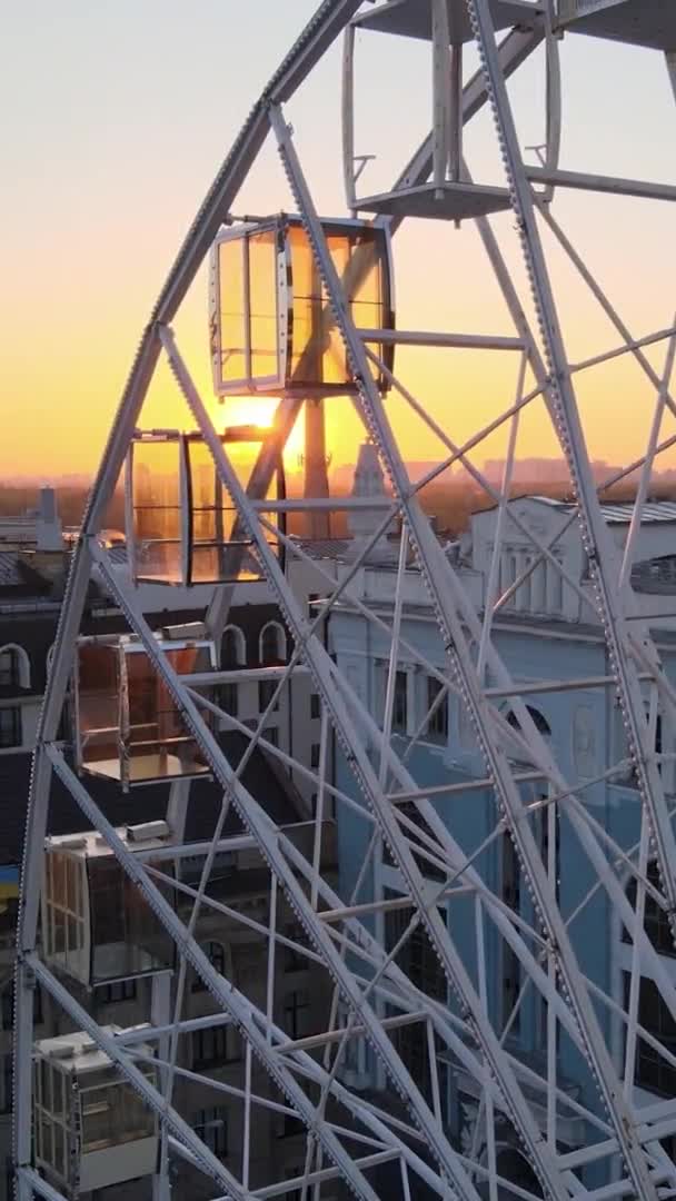 Verticale video - Ferris wiel in de ochtend bij zonsopgang in Kiev, Oekraïne. — Stockvideo