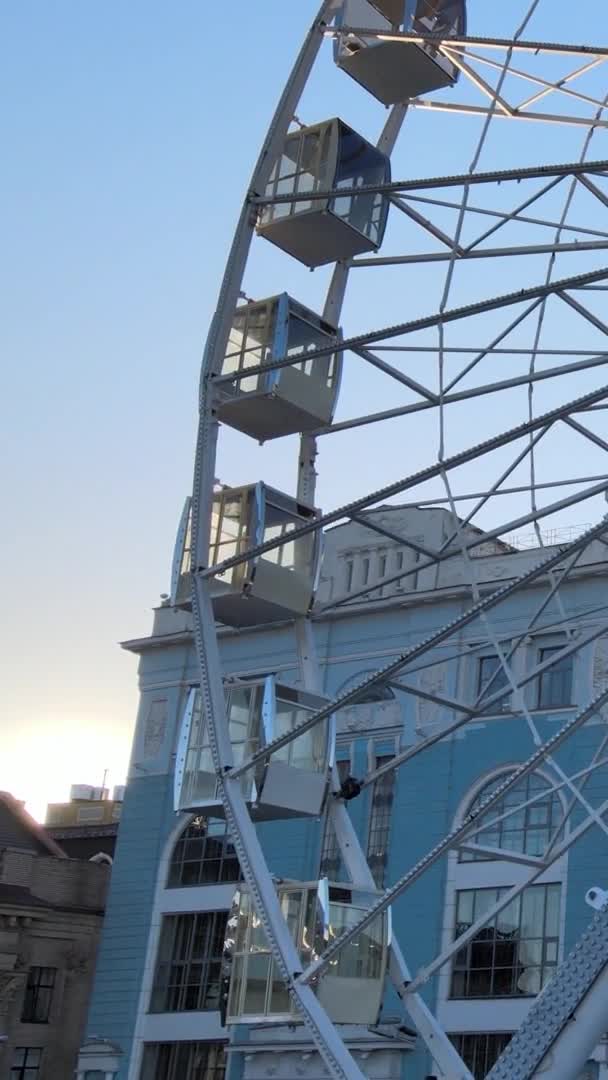Vidéo verticale - Grande roue le matin au lever du soleil à Kiev, Ukraine. — Video