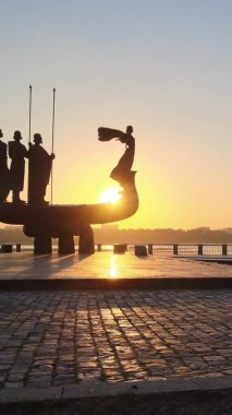 Dikey video - Şafak vakti şehrin kurucularının anıtı. Ukrayna