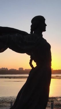 Dikey video - Şafak vakti şehrin kurucularının anıtı. Ukrayna