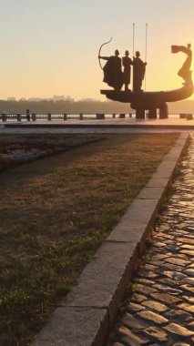 Dikey video - Şafak vakti şehrin kurucularının anıtı. Ukrayna