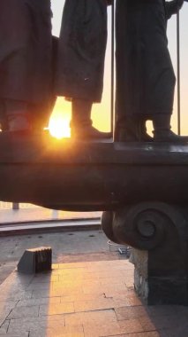 Dikey video - Şafak vakti şehrin kurucularının anıtı. Ukrayna