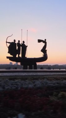 Dikey video - Şafak vakti şehrin kurucularının anıtı. Ukrayna