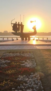 Dikey video - Şafak vakti şehrin kurucularının anıtı. Ukrayna