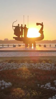 Dikey video - Şafak vakti şehrin kurucularının anıtı. Ukrayna