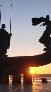 Dikey video - Şafak vakti şehrin kurucularının anıtı. Ukrayna