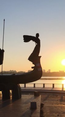 Dikey video - Şafak vakti şehrin kurucularının anıtı. Ukrayna