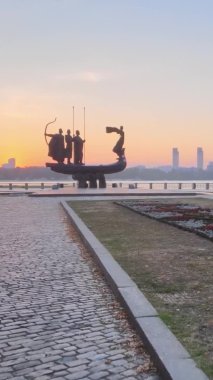 Dikey video - Şafak vakti şehrin kurucularının anıtı. Ukrayna