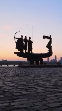 Dikey video - Şafak vakti şehrin kurucularının anıtı. Ukrayna