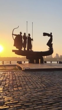 Dikey video - Şafak vakti şehrin kurucularının anıtı. Ukrayna