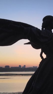 Dikey video - Şafak vakti şehrin kurucularının anıtı. Ukrayna