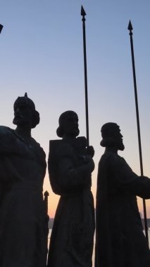 Dikey video - Şafak vakti şehrin kurucularının anıtı. Ukrayna