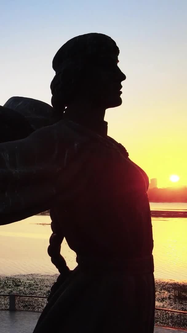 Vídeo vertical monumento a los fundadores de la ciudad por la mañana al amanecer. Ucrania — Vídeos de Stock