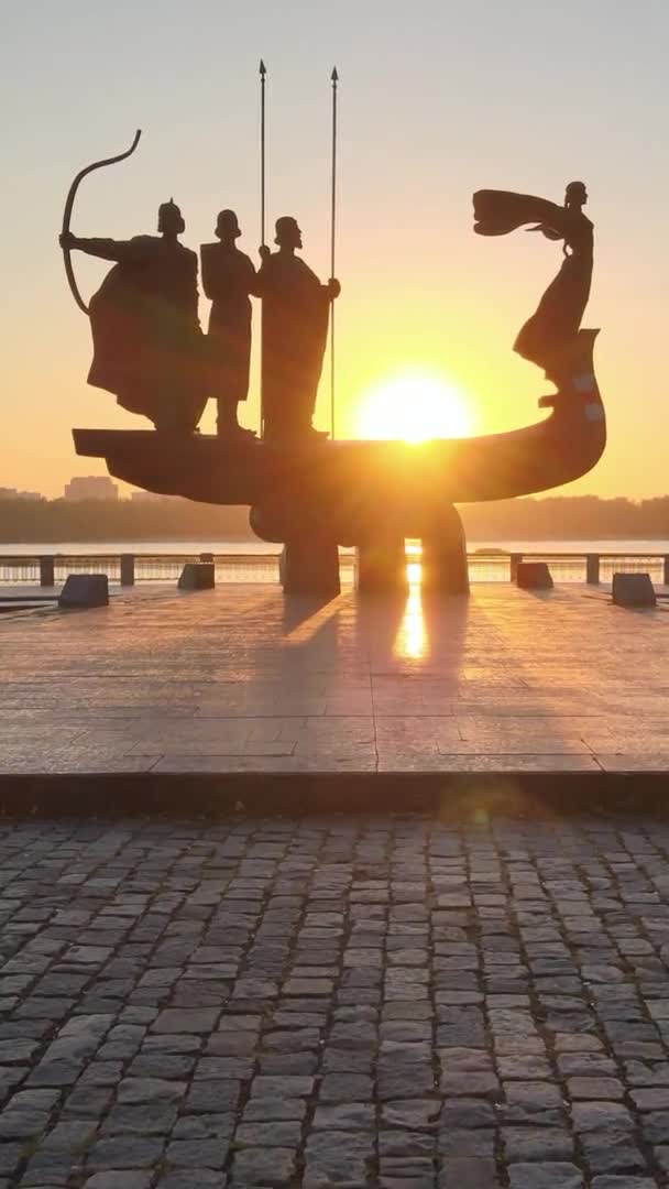 Vertikální video - pomník zakladatelům města v dopoledních hodinách za úsvitu. Ukrajina — Stock video