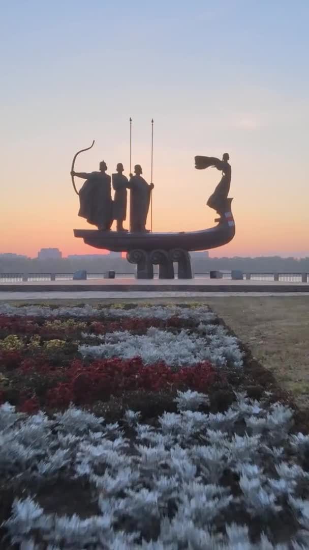 Verticale video - monument voor de oprichters van de stad in de ochtend bij dageraad. Oekraïne — Stockvideo