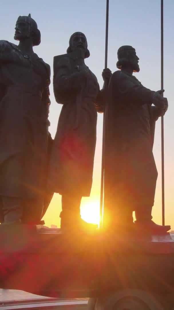 Vertical video - monument to the founders of the city in the morning at dawn. Ukraine — Stock Video