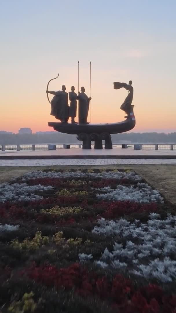 Vertikales Video - Denkmal für die Gründer der Stadt in der Morgendämmerung. Ukraine — Stockvideo