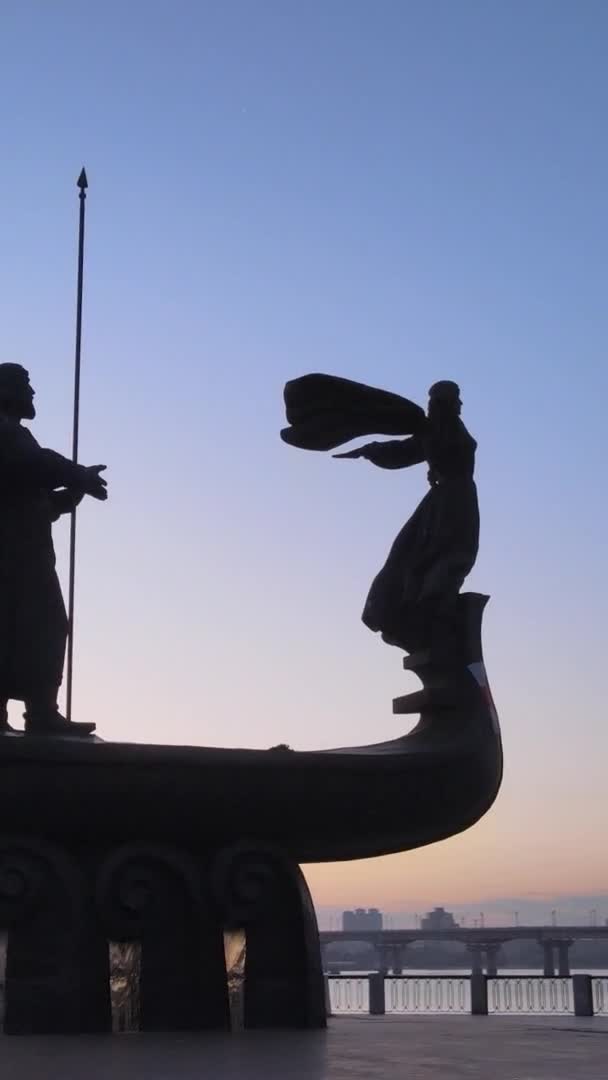 Vertikales Video - Denkmal für die Gründer der Stadt in der Morgendämmerung. Ukraine — Stockvideo