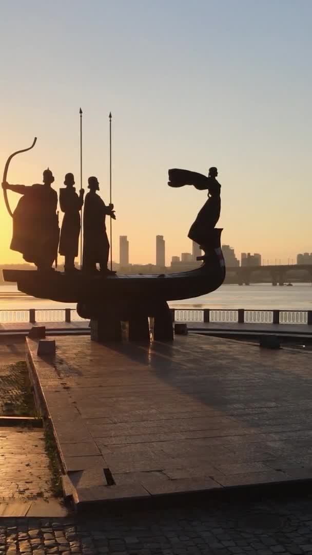 Вертикальное видео - памятник основателям города утром на рассвете. Украина — стоковое видео