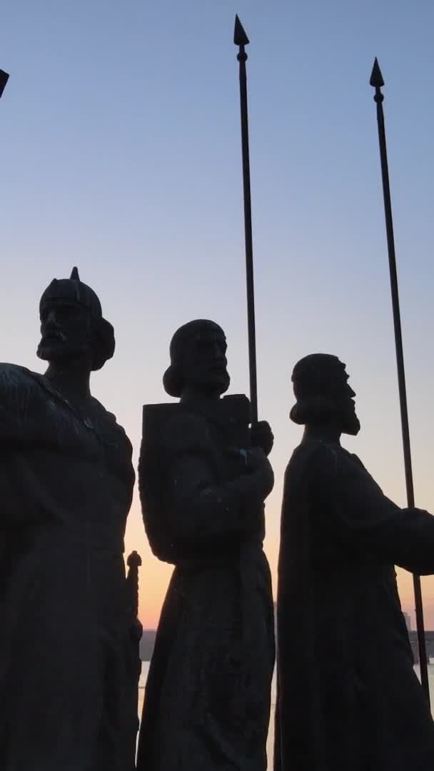 Video verticale - monumento ai fondatori della città al mattino all'alba. Ucraina — Video Stock