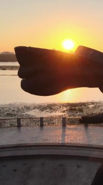 Dikey video - Şafak vakti şehrin kurucularının anıtı. Ukrayna