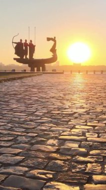 Dikey video - Şafak vakti şehrin kurucularının anıtı. Ukrayna