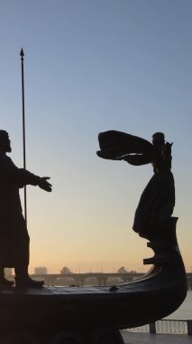 Dikey video - Şafak vakti şehrin kurucularının anıtı. Ukrayna