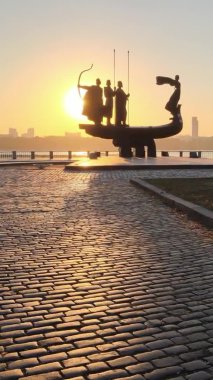 Dikey video - Şafak vakti şehrin kurucularının anıtı. Ukrayna