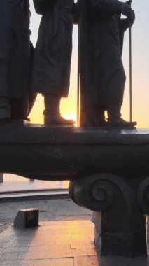 Dikey video - Şafak vakti şehrin kurucularının anıtı. Ukrayna