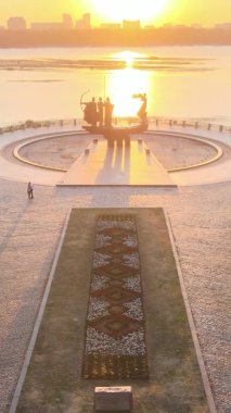 Dikey video - Şafak vakti şehrin kurucularının anıtı. Ukrayna