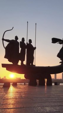 Dikey video - Şafak vakti şehrin kurucularının anıtı. Ukrayna