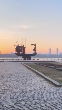 Dikey video - Şafak vakti şehrin kurucularının anıtı. Ukrayna