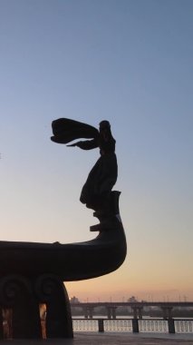 Dikey video - Şafak vakti şehrin kurucularının anıtı. Ukrayna