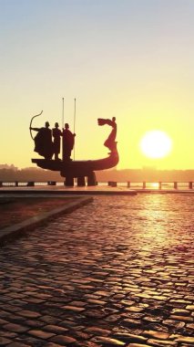 Dikey video - Şafak vakti şehrin kurucularının anıtı. Ukrayna