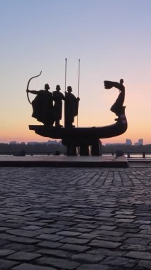 Dikey video - Şafak vakti şehrin kurucularının anıtı. Ukrayna