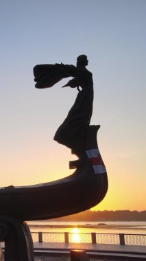 Dikey video - Şafak vakti şehrin kurucularının anıtı. Ukrayna