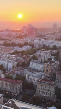 Dikey video - Ukrayna, Kyiv sabah gün doğumunda. Hava görüntüsü. Kiev.
