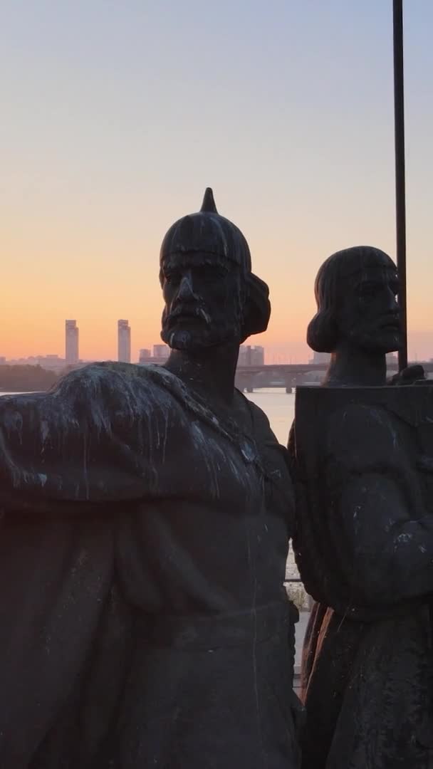 Vertical video - monument to the founders of the city in the morning at dawn. Ukraine — Stock Video