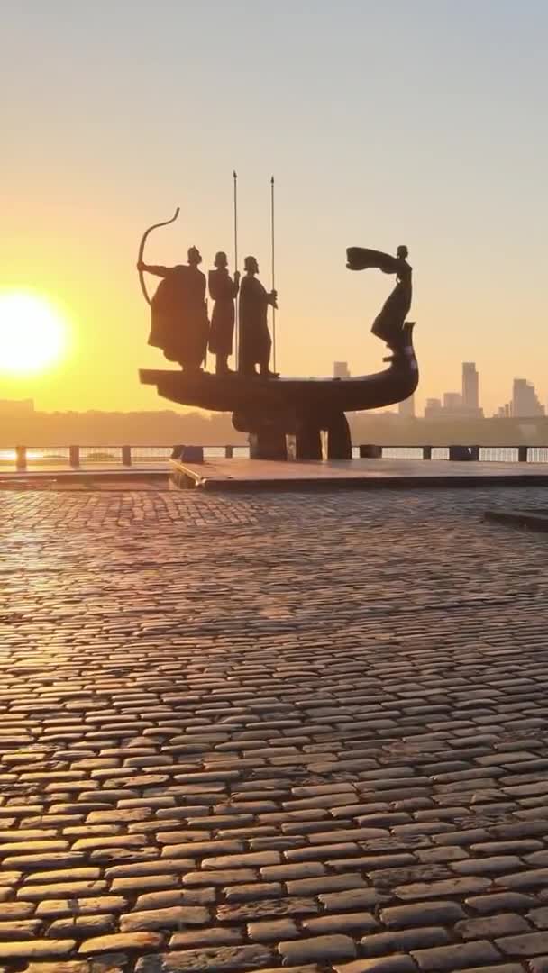 Vertikales Video - Denkmal für die Gründer der Stadt in der Morgendämmerung. Ukraine — Stockvideo