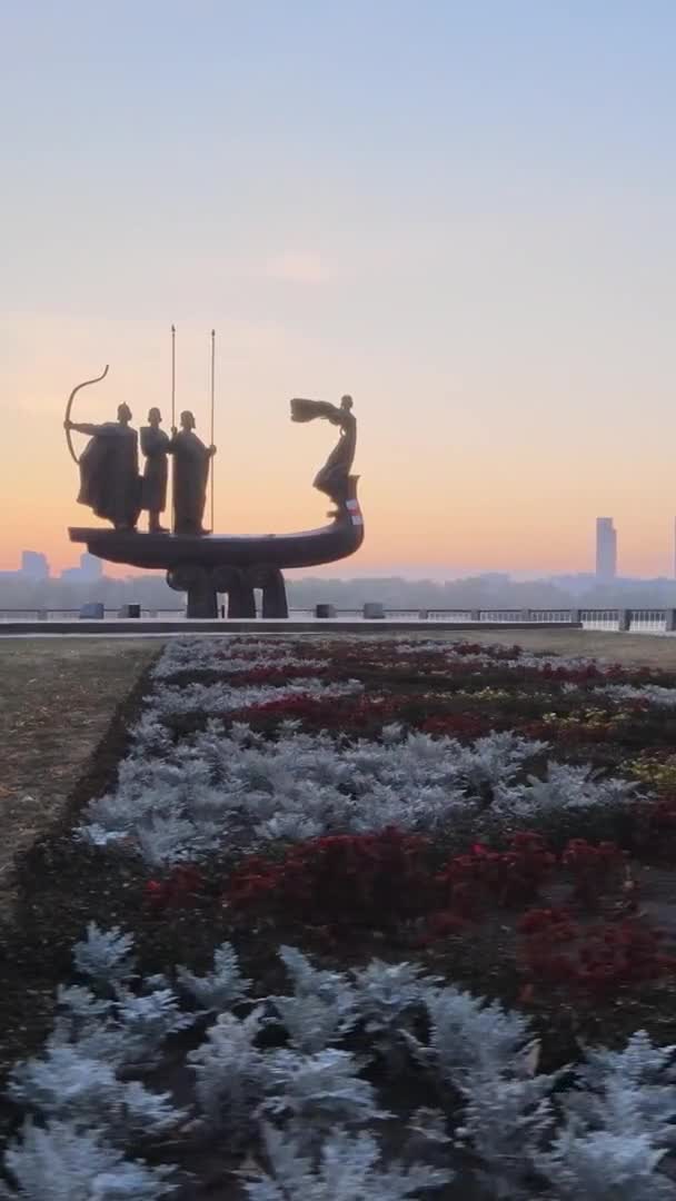 Vertikal video - monument over byens grunnleggere om morgenen ved daggry. Ukraina – stockvideo