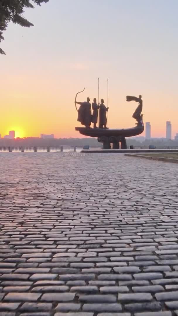 Vertikal video - monument över grundarna av staden på morgonen i gryningen. Ukraina — Stockvideo