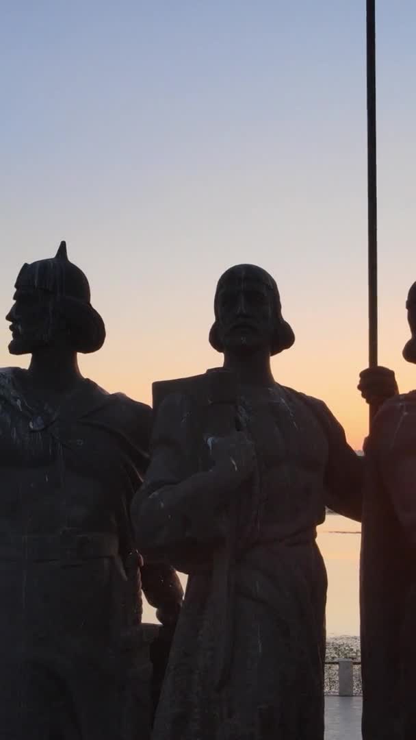 Video verticale - monumento ai fondatori della città al mattino all'alba. Ucraina — Video Stock