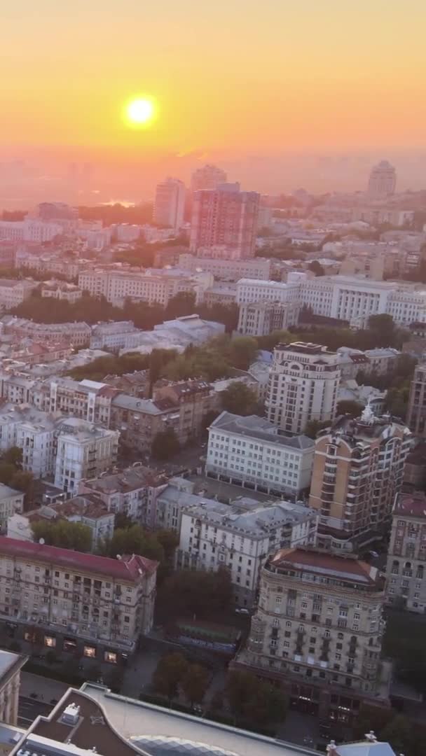 Vídeo vertical Ucrania, Kiev por la mañana al amanecer. Vista aérea. Kiev. — Vídeos de Stock