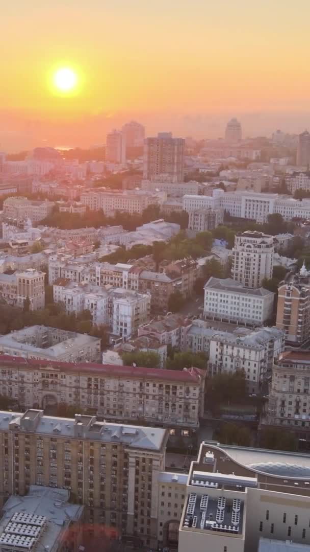 수직 영상 - 우크라이나, 해가 뜨는 아침에 키예프. 공중에서 본 모습. 키예프. — 비디오